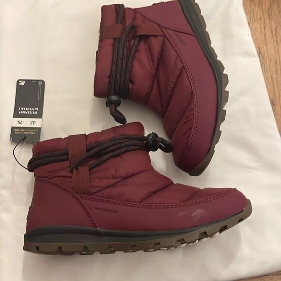 Sorel WINE COLOR short waterproof booties.   New in box - Picture 3 of 8
